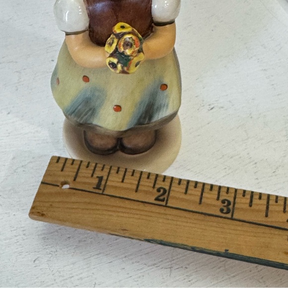 Goebel Girl Holding Flowers "For Mother" Figure #257 Collectible 1963 - Picture 13 of 13